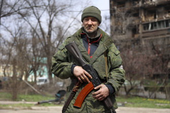 週五，頓涅茨克人民共和國民兵的一名武裝軍人在烏克蘭馬里烏波爾由俄羅斯支持的分離主義勢力控制的地區的一條街道上巡邏。
