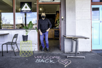 Castlemaine cafe owner Bruce Pauly with a message to returning customers. 