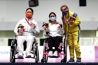 Ukraineâs Iryna Shchetnik, Indiaâs Avani Lekhara, and Chinaâs Cuiping Zhang pose with their medals from the womenâs 10m AR standing SH1 event.