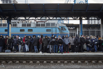 La gente aspetta un treno in ritardo per l'Ucraina occidentale a Kiev, Ucraina.