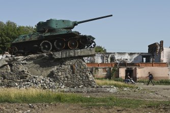 Trostyanets tren istasyonunun yakınındaki sokakta yıkılmış bir Sovyet tank anıtı.