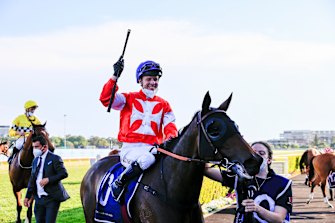 Kerrin McEvoy salutes after winning the inaugural Invitation with Icebath.