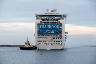 Рубин Принцесса круизный корабль, который был источником сотни дел Австралии коронавирус, отходит порт Кембла.