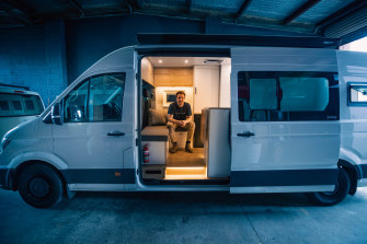 Chris Ellis, pemilik @Peachwoodco_ dalam sebuah van yang baru-baru ini ia pasang sebagai campervan mewah.