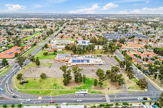The Carousel Inn occupies a large 1.17 hectare corner site in Rooty Hill.