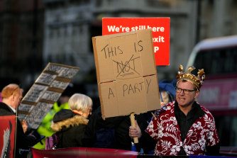 Para pengunjuk rasa menyampaikan pendapat mereka di Parliament Square di London pada hari Rabu.