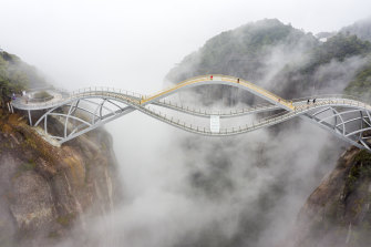 Walkers brave the wavy, partially 
glass-bottomed, 140-metre-high Ruyi Bridge in China’s Zhejiang province. 