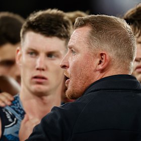Carlton coach Michael Voss addresses his players.