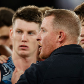 Carlton coach Michael Voss addresses his players.