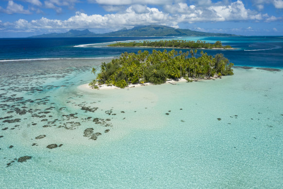 Taha’a is surrounded by a string of small islands known as motu.