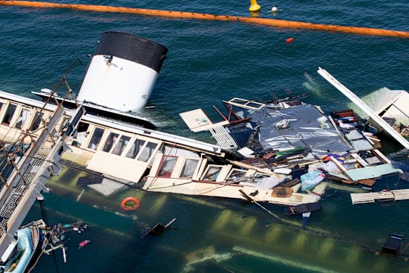 The Baragoola sinks at Waverton.