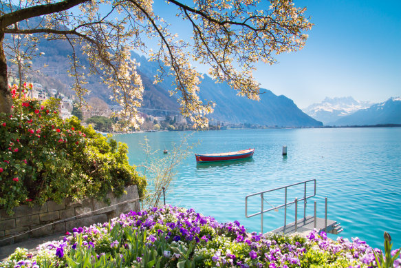 A Swiss prosecutor is seeking jail terms of more than five years for the Hindujas for trafficking and exploiting staff at their Lake Geneva villa.