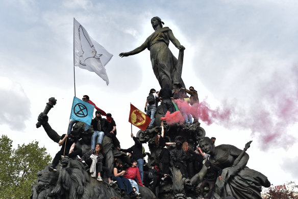 Protesters climb the famous
Triumph of the Republic sculpture
at the Place de la Nation on May
Day this year.