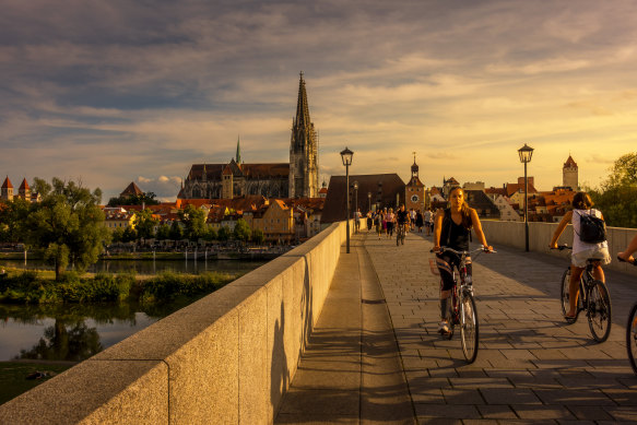 The 16-arch Steinerne Brucke (Old Stone Bridge) and the historic old town, Altstadt, beyond.