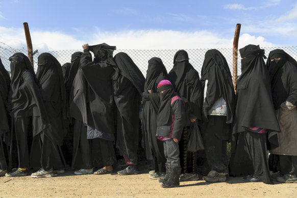 Nisan 2019'da Suriye'deki el-Hawl kampındaki yabancı kadın ve çocuklar.