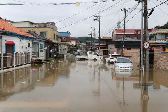 15 Temmuz'da Güney Kore'nin Gongju kentinde şiddetli yağmur sonucu bir köyü su bastı.