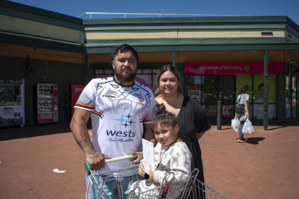 Chantelle Tavita and Mikaera Ormsby, with son Jahkye, 3.