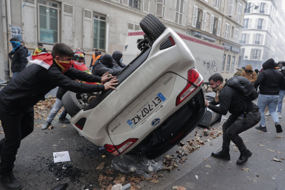 A peaceful protest over a shooting attack near a Kurdish cultural centre in central Paris turned violent on Saturday.  
