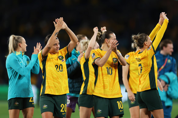 Australian players applaud fans after their 2-0 victory.