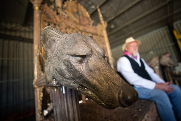 The thylacine head on the Throne of Potentiality. 