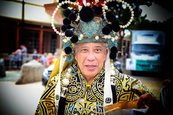 See Tuang Tan in the General’s costume on parade at the Bendigo Easter gala parade. 