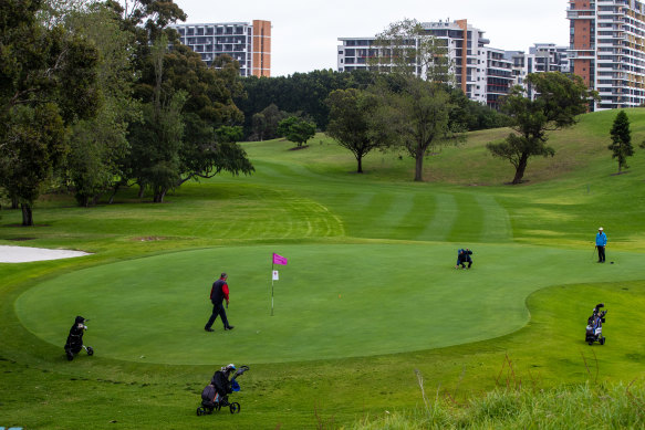 Golfers are fighting plans to reduce Moore Park golf course from 18 holes to nine to provide more parkland for residents of nearby apartments.