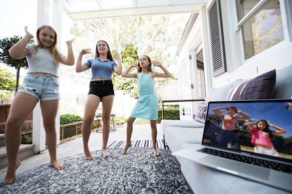 Ava, Alexia and Lola Warner video call their friends, Ava and Anya. 