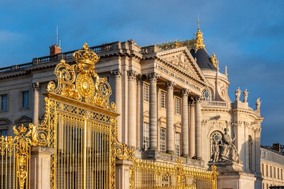 I cancelli d'ingresso dorati al Palazzo di Versailles.