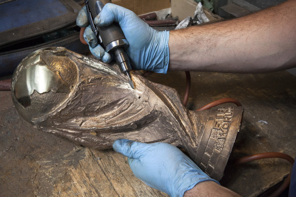 Once out of the foundry, the brass body of the cup has to be chiselled by die grinders to remove metal in excess.