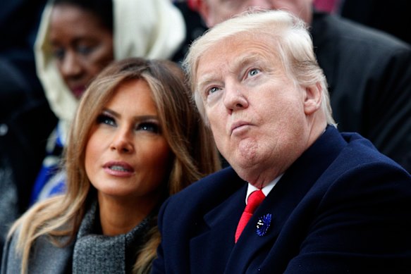 Donald Trump com sua esposa, Melania, em uma cerimônia do Dia do Armistício no Arco do Triunfo, em Paris, em 2018.