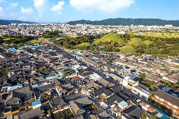 The tombs sit right next to Gyeongju’s busy Hwangnidan-gil street.