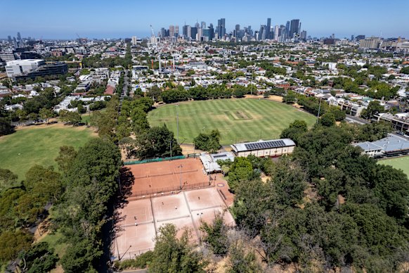 Uma vista aérea do Brunswick Street Oval e do Fitzroy Tennis Club nos Jardins de Edimburgo.