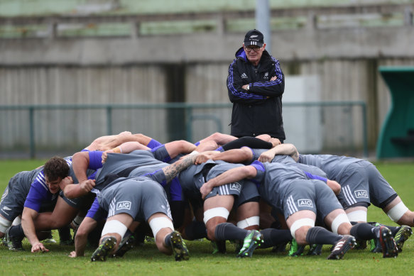 Mike Cron oversees the All Blacks scrum in 2016.