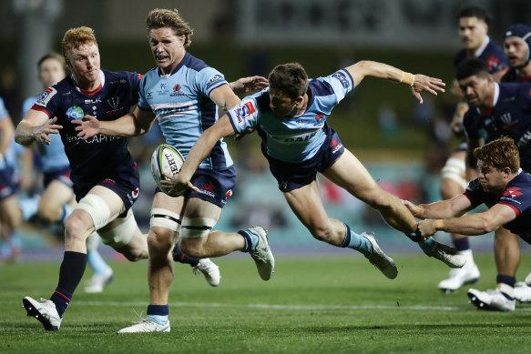 Jake Gordon offloads acrobatically to Michael Hooper.