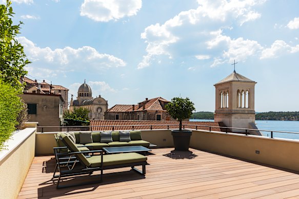Vistas para a água a partir do terraço.