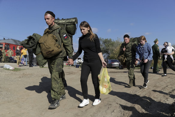 Eylül ayında Rusya'nın Volgograd bölgesi Prudboi'deki bir tren istasyonunda eşlerinin eşlik ettiği Rus askerler trene binmek için yürüyorlar.  Rusya'nın Ukrayna'ya karşı savaşına katılmak için seferber edilenlerin birçoğunun askeri tecrübesi çok az veya hiç yok.
