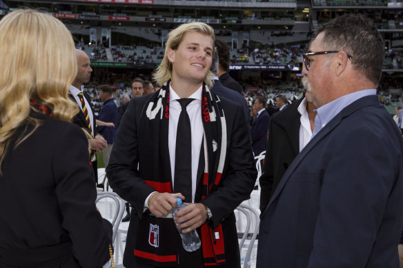 Jackson Warne speaks to David Boon at the memorial.