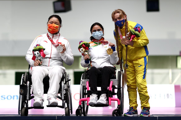 Ukraine’s Iryna Shchetnik, India’s Avani Lekhara, and China’s Cuiping Zhang pose with their medals from the women’s 10m AR standing SH1 event.