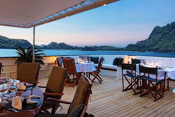 Perfect dinner settings aboard Aqua Blu.