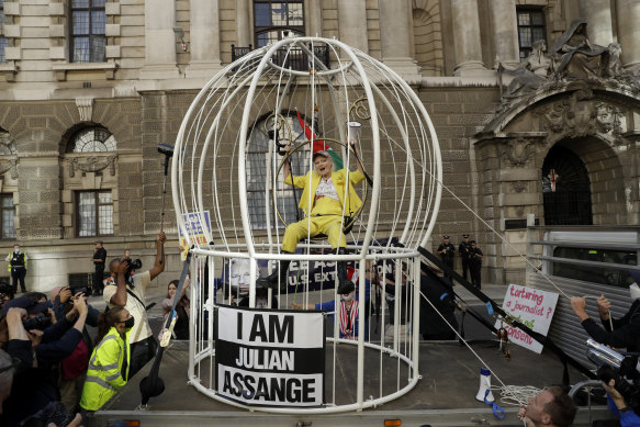 Westwood, Julian Assange'ın ABD'ye iade edilmesini 2020'de Londra'daki Eski Bailey Mahkemesi önünde protesto ediyor.