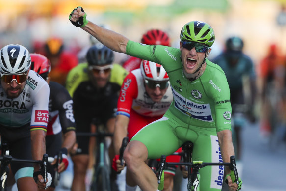 Sam Bennett leaves Peter Sagan in his wake on the Champs-Élysées.