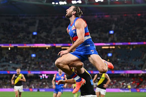 Bontempelli flies for a mark.