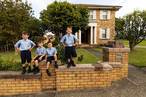 Gêmeos do jardim de infância da Escola Primária Católica All Hallows, Finn (segundo à esquerda) e Archie (segundo à direita), Constantino, e Lachlan e Henry Farhart.
