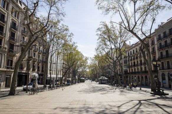 Normally crowded with tourists, you can enjoy Barcelona’s La Rambla in peace and quiet in the early hours of the morning.