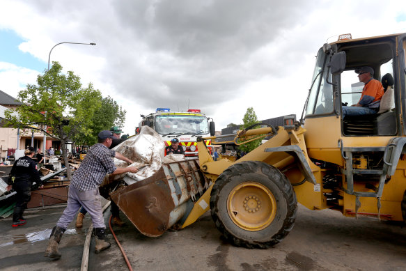 The community has begun cleaning up after the flooding of Molong.
