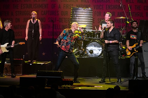 Peter Garrett e Rob Hirst do Midnight Oil cantam músicas do Projeto Makarrata com Dan Sultan no Enmore Theatre de Sydney em 2021.