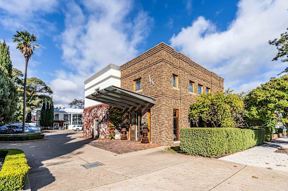 The Cochrane family snapped up the popular de Russie Boutique Hotel in Orange.