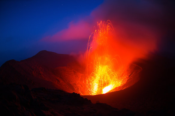 山Yasur:世界上最容易的,活跃的火山是一个巨大的旅游胜地。