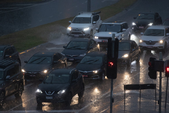 Motorists move through the storm on the Nepean Highway in Moorabbin. 