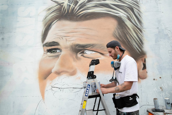 A traffic stopper: Callum Hotham paints Shane Warne in Paddington, Sydney.